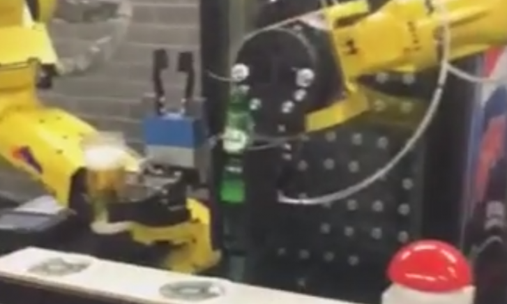 Grolsch ingeschonken door een robot